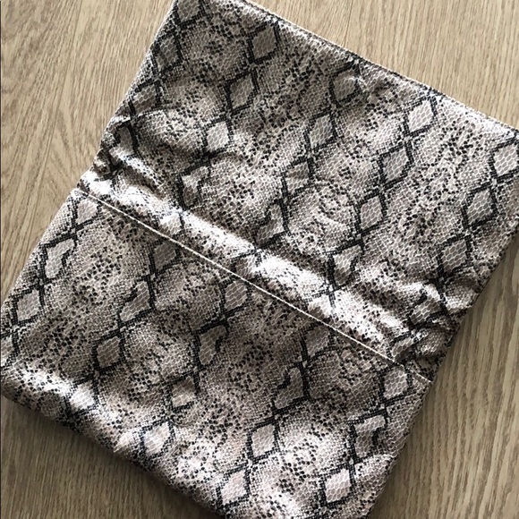 Snake print fold over clutch - Picture 4 of 6